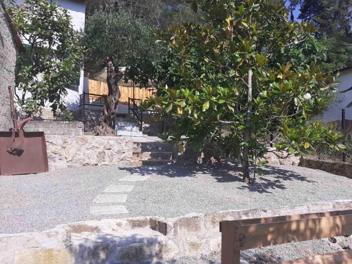 White Manolia Cottage Kato Korakiana Exterior foto